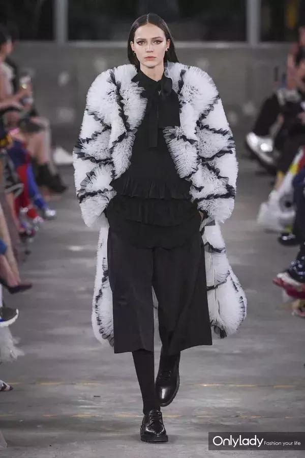 张艺兴valentino东京神图,张艺兴valentino秀场表演