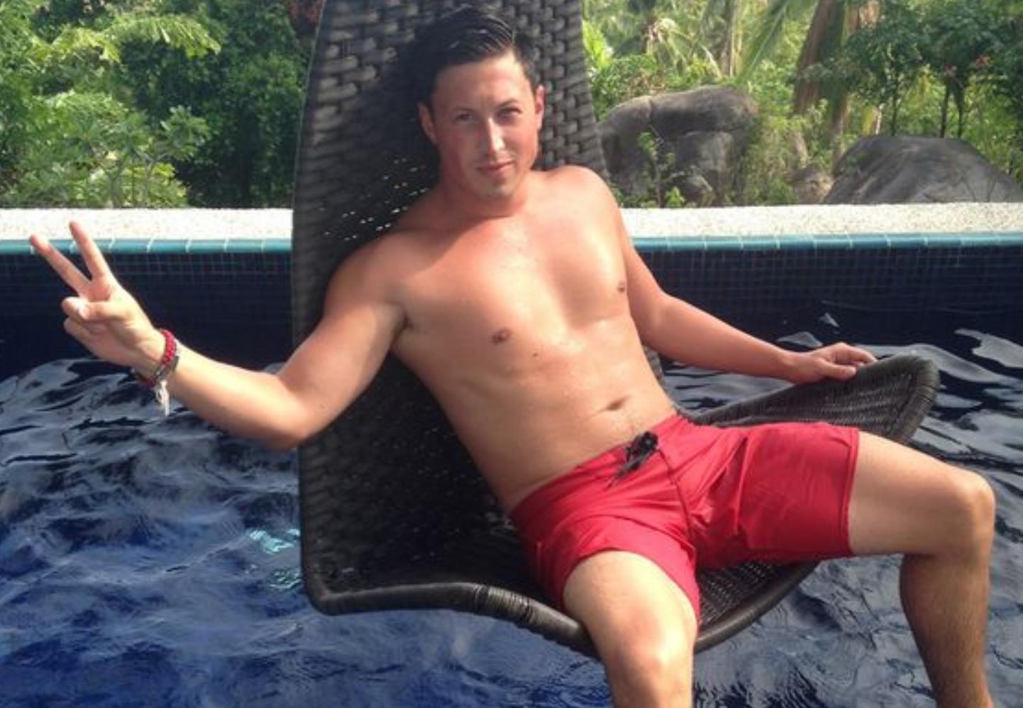 小伙离婚后买彩票中了5000万,买彩票中大奖环游世界