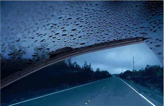 雨刷器刷过玻璃模糊,雨刷器刷完玻璃模糊怎么回事