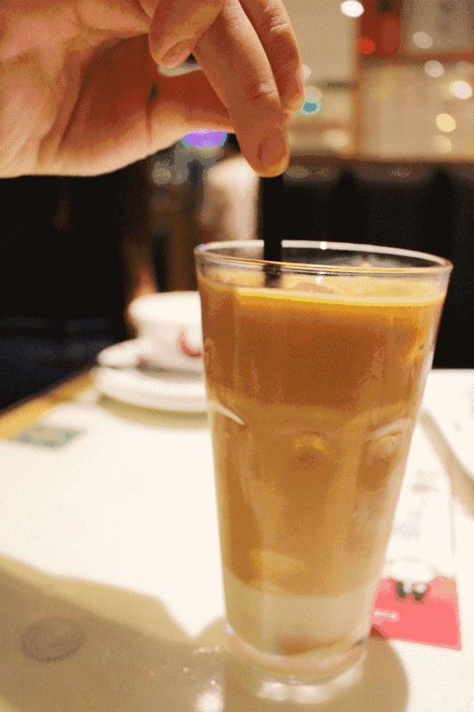 鸳鸯奶茶，是奶茶与咖啡完美融合的结晶，是一口上瘾的味蕾侵略者