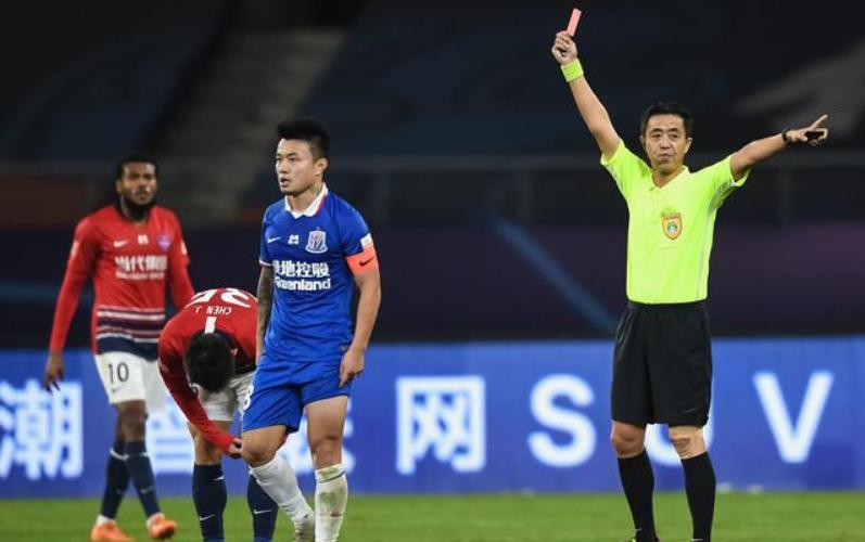 曹赟定骂裁判名场面,曹赟定冲裁判爆粗口红牌