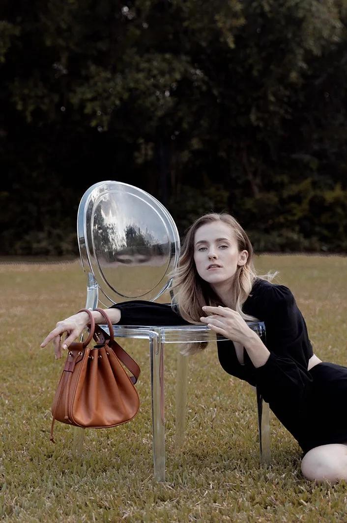 买了一大堆便宜包包,买了一个包回来发现包里有钱