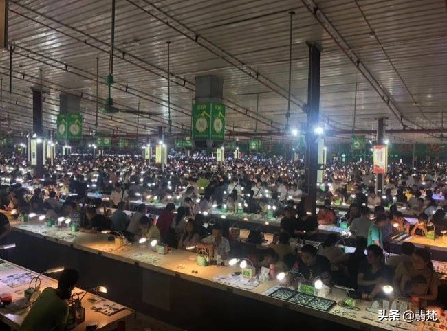 直播间有的翡翠镯子很透但便宜,有的翡翠很白