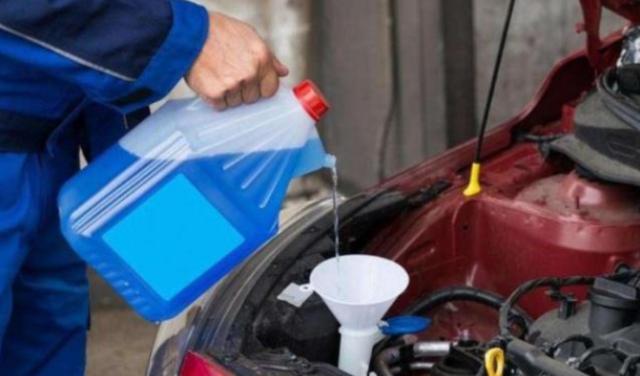 车玻璃水用完能不能用矿泉水代替,自来水可以用汽车玻璃水代替吗