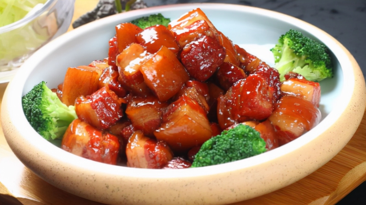 上厕所尿黄什么原因有异味,上厕所尿液黄色还有一点痛