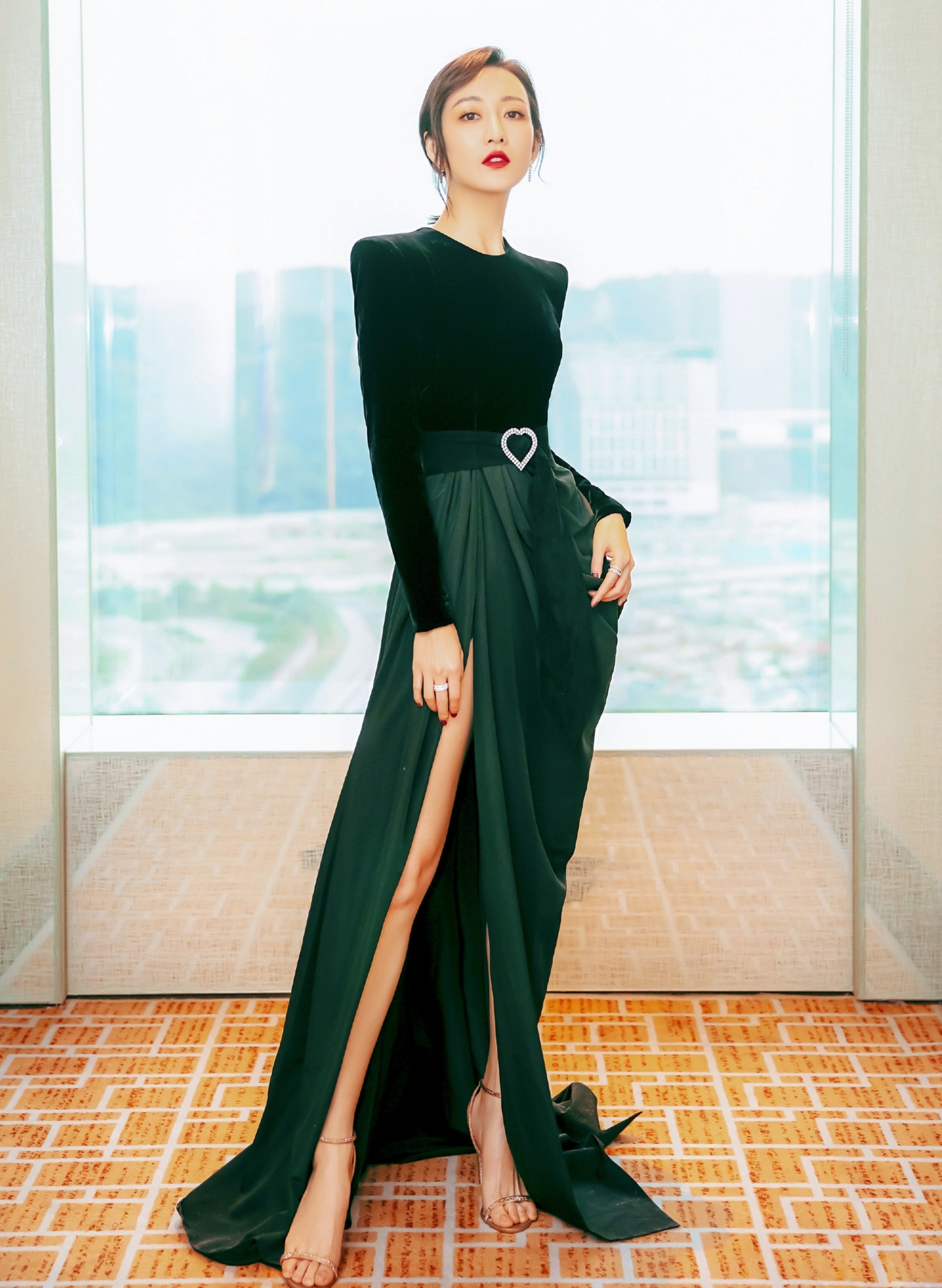 王鸥端庄优雅,王鸥穿羊腿袖深v礼服凹造型