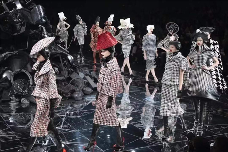 Gaga最爱的设计师麦昆，用自己受虐的经历，创作无数举世设计