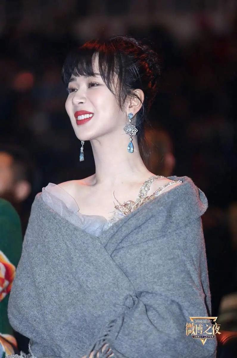 微博之夜赵丽颖杨幂一起走红毯 (杨幂赵丽颖微博之夜美图对比)