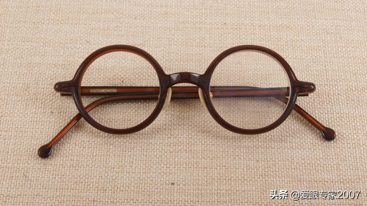 眼镜坏了没有胶带和胶水怎么补救,眼镜坏了去维修要钱吗