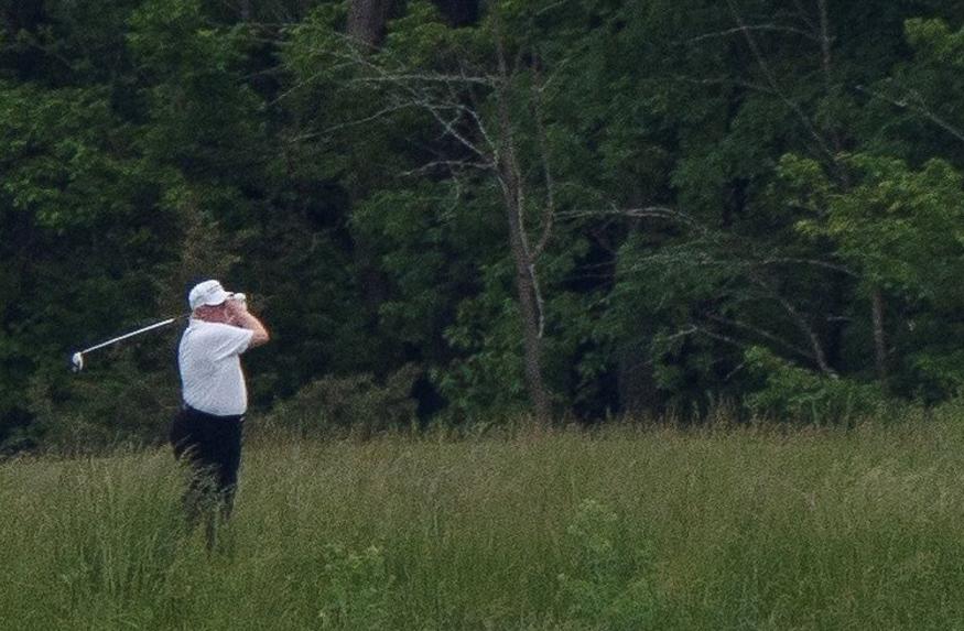 “10万死亡名单”轰动美国，川普却被爆去玩高尔夫，网友们炸了