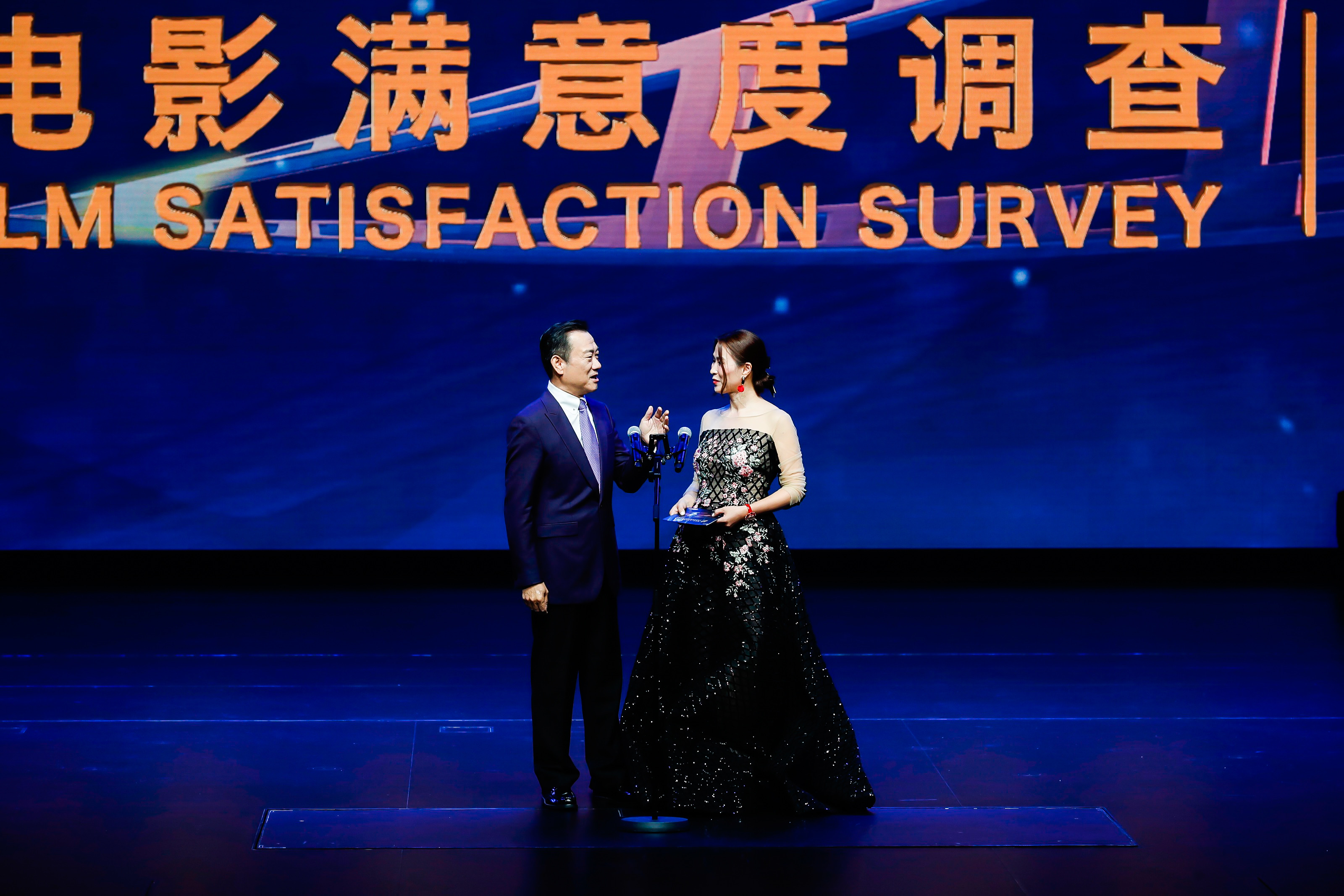 慈造姐姐盛装亮相华鼎奖李彩桦梁琤环姐于易洲担任颁奖嘉宾