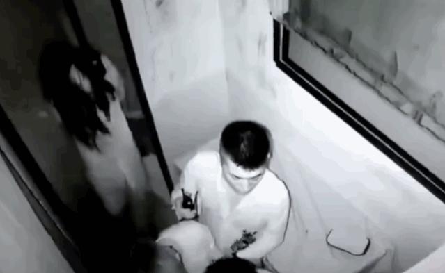 去鬼屋都被吓晕了,去鬼屋玩把工作人员给吓到