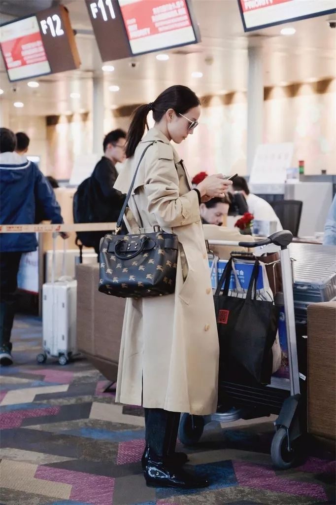 当代女生消费观名牌包,现代女士包