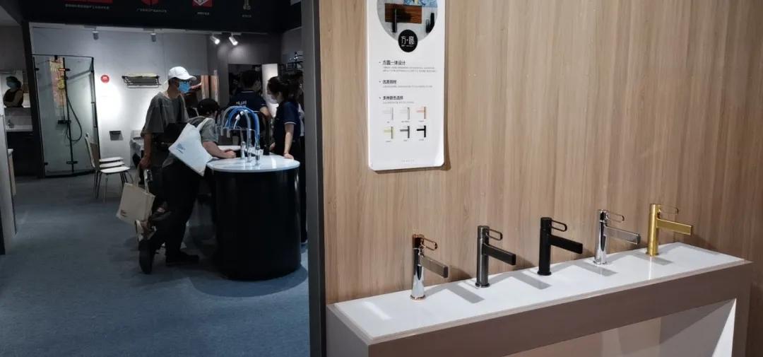 华艺卫浴以全新升级的品牌形象，惊艳亮相深圳国际家具展