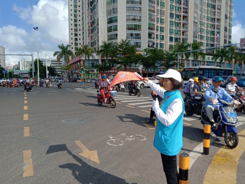 做交通协管员一天13个小时的酸甜苦辣