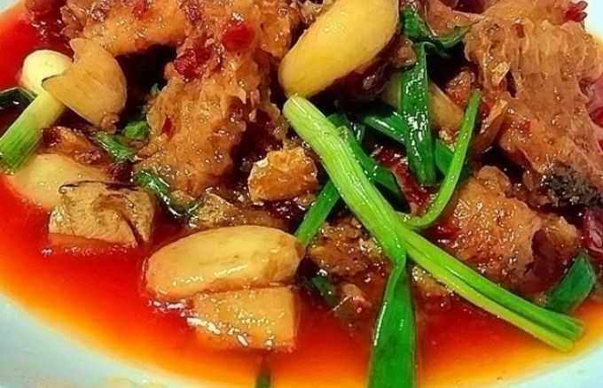 海南酸甜红烧鱼家常做法,菠萝西红柿青椒做酸甜红烧鱼