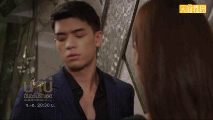 扒开衣服，这女人杀疯了