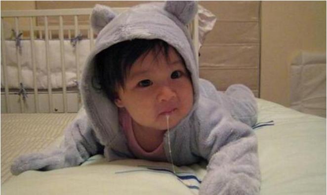 宝宝拍嗝时呛奶了,宝宝拍嗝后还吐奶