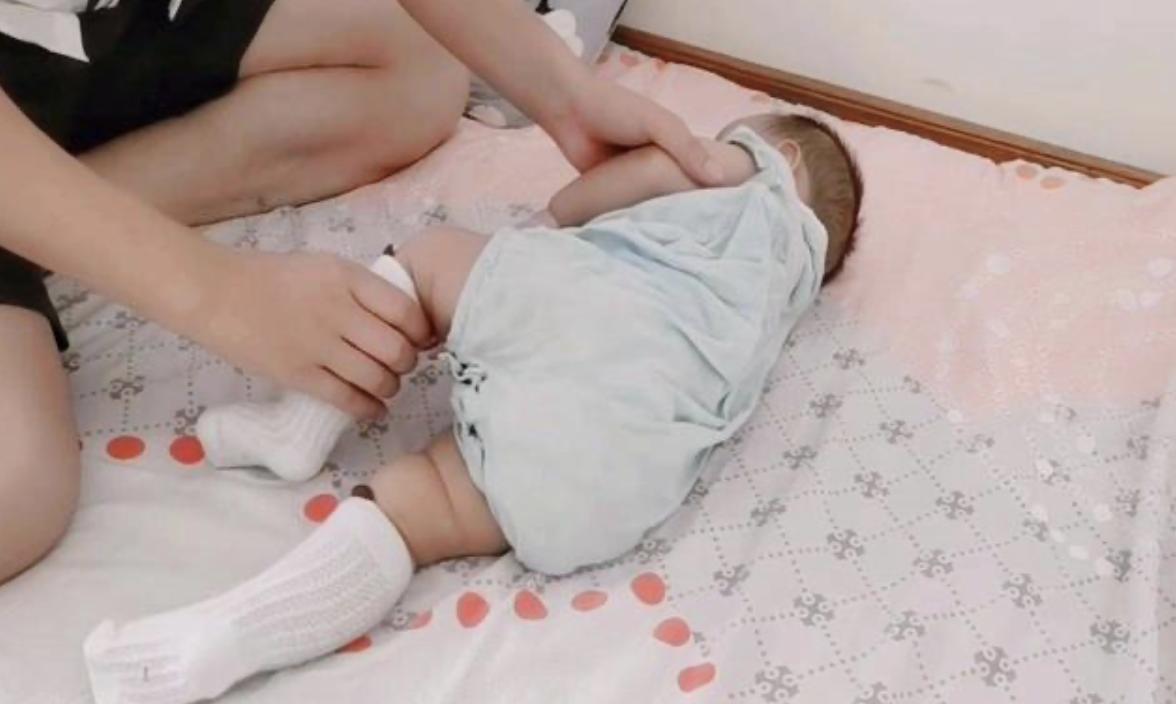 三翻六坐四个月宝宝发育时间,小宝宝三个月翻身是怎么翻