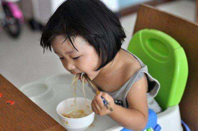 左撇子小朋友用纠正吗,孩子左撇子纠正过来了