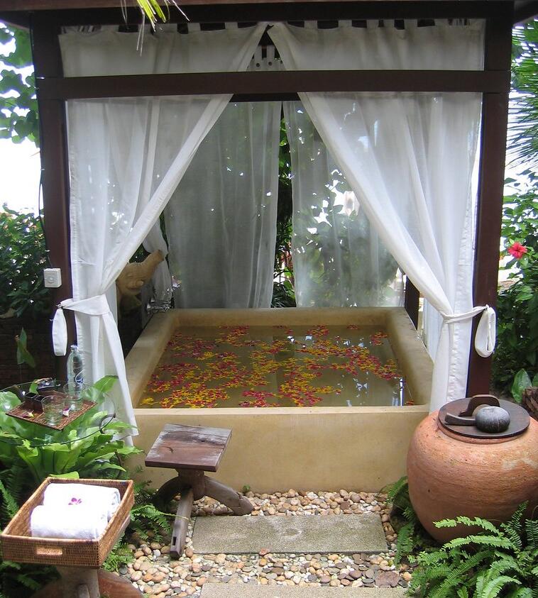 国外冰天雪地搭木屋生活,国外小木屋雪地露营帐篷过夜