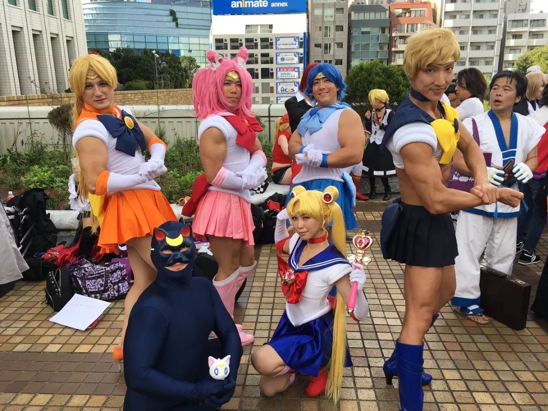 有了这本COS入门书，疫情过后，日本街头的女装大佬又增多了