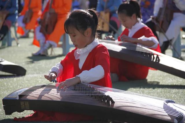 “少年花伞舞，悠扬骏马曲”助威“周末联赛”鄂尔多斯四赛区