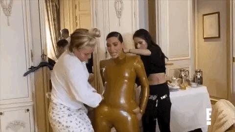 卡戴珊穿“乳胶衣”秀身材，为了美憋着不上厕所，胯太宽脱不下来