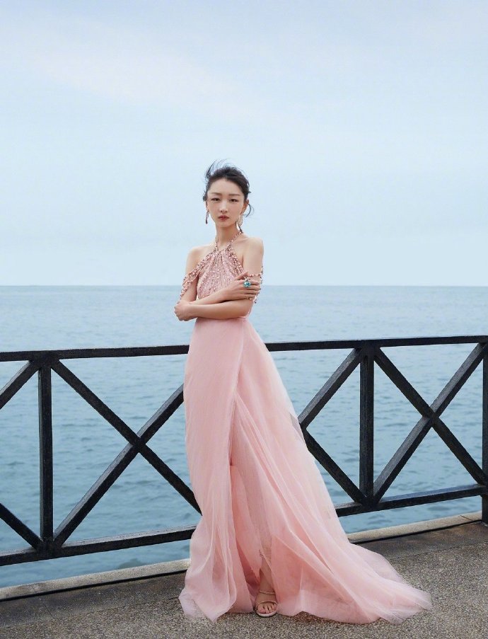 周冬雨深v礼服对比,周冬雨超完美身材