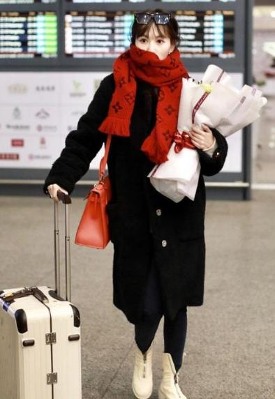 马蓉现身机场打扮如同一线女明星,马蓉蓝色礼服走红毯