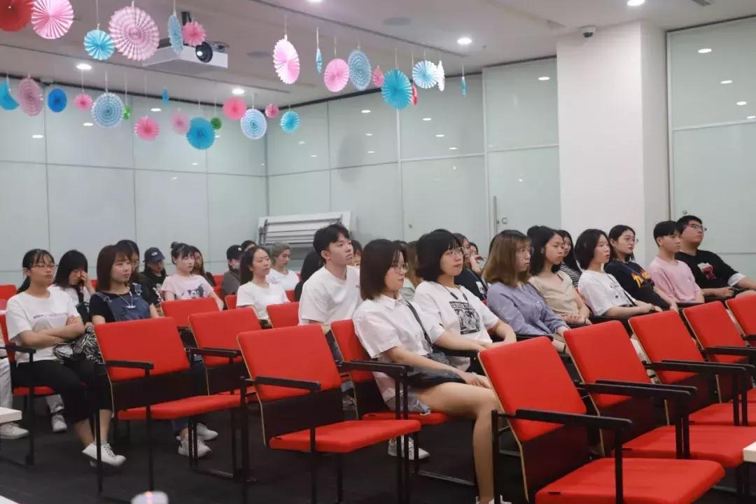 作为广告公司，被一群大学生参观是怎样一种体验？