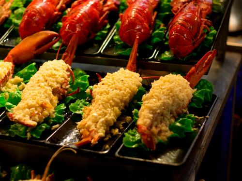 小伙摆地摊卖蔬菜一年赚了1350万,摆摊小伙月入10万