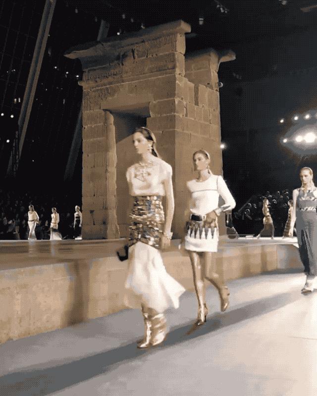 “埃及风”也刮到了时尚圈？CHANEL用金丝银线为你解答！