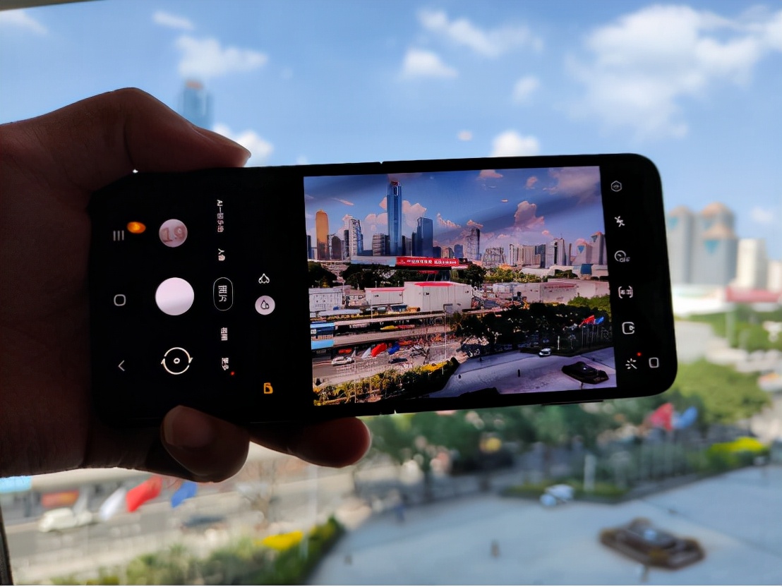samsunggalaxyzflip35g,三星galaxyzflip4体验效果