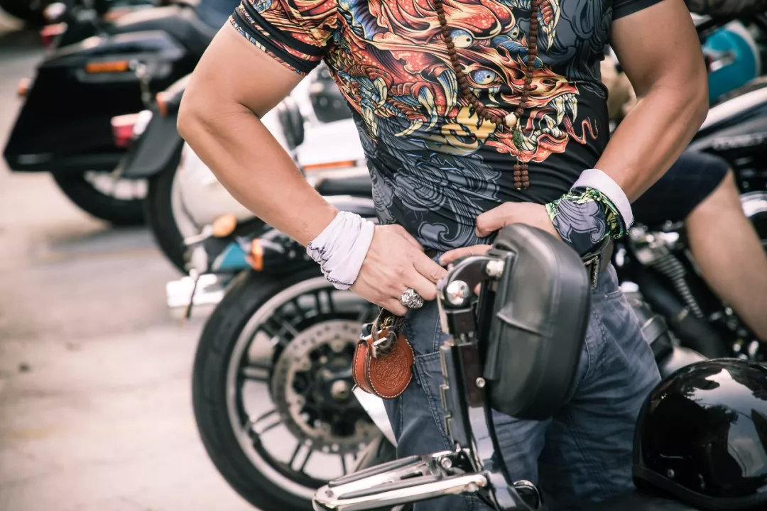 骑哈雷的爷叔,骑哈雷的爷爷还是爷叔