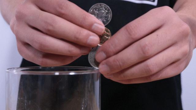 硬币明明在杯子外面,硬币在杯子上旋转