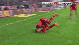 足坛滑跪庆祝集锦雨中航母,足坛滑跪罗本