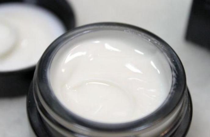 屈臣氏号称“眼部熨斗”的眼霜，李佳琦也推荐过，效果看得见