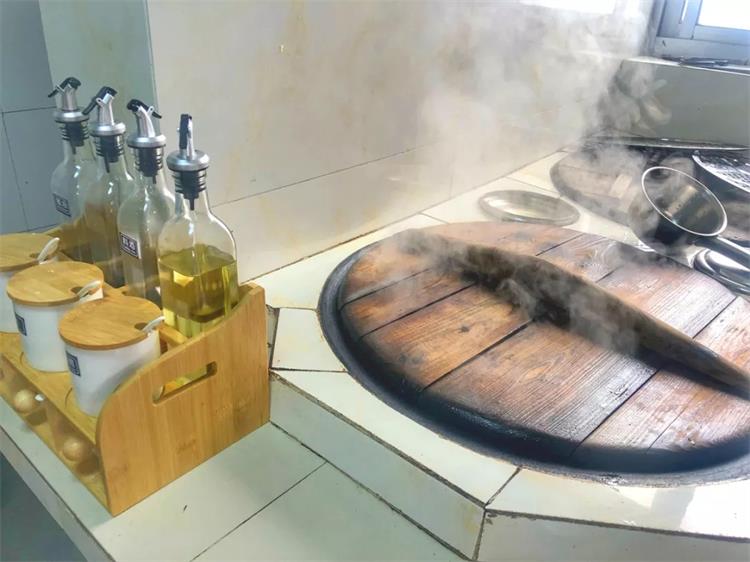 六六和“月半小娘鱼”生活在苏州大别墅，很多人想购买他们的自由