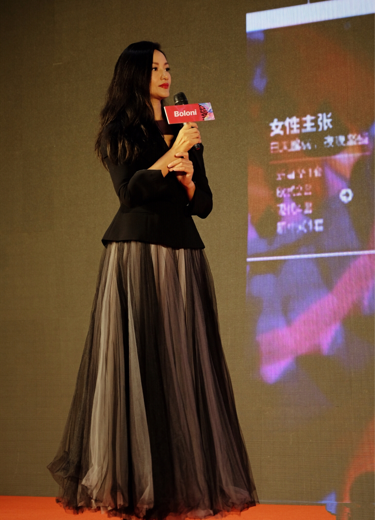 瞿颖独自现身走机场，造型超模范依旧，素颜皮肤沧桑痘印太明显