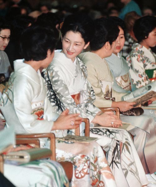 良子皇后为什么不喜欢美智子,良子皇后眯眯眼