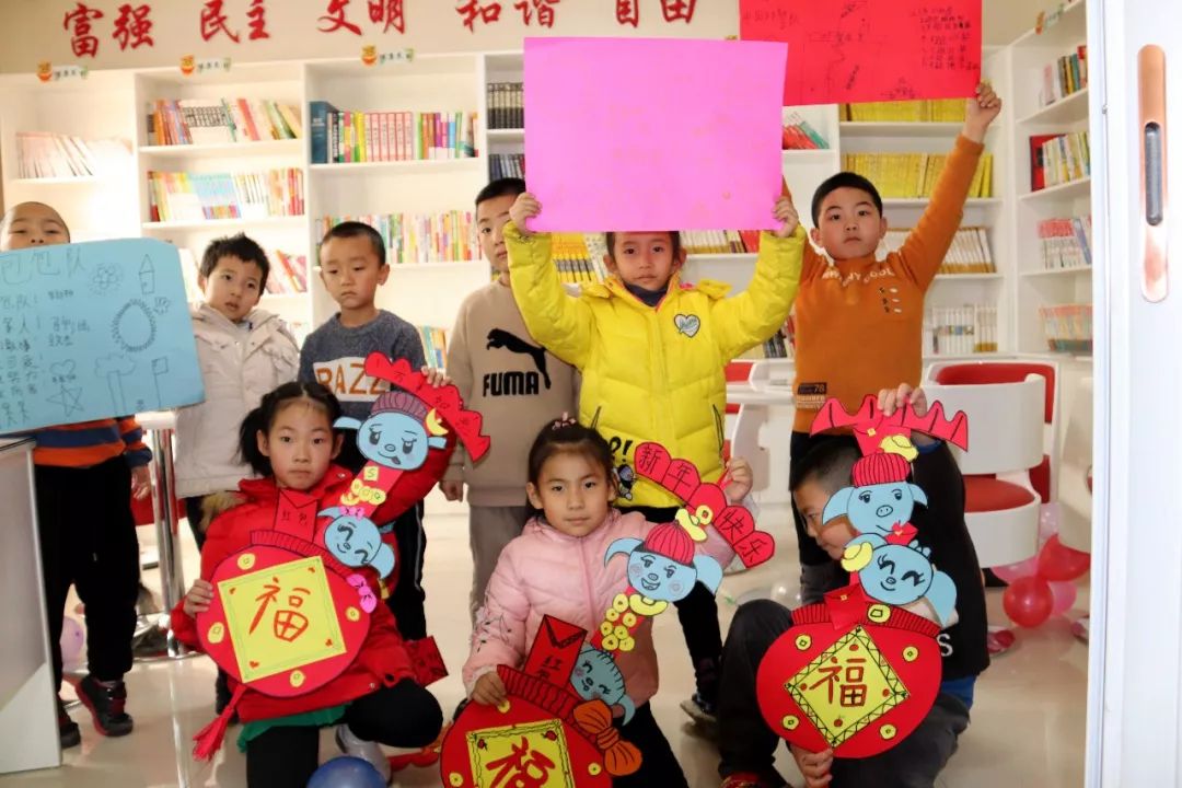 为社区留守儿童辅导功课,心系留守儿童关爱他们成长