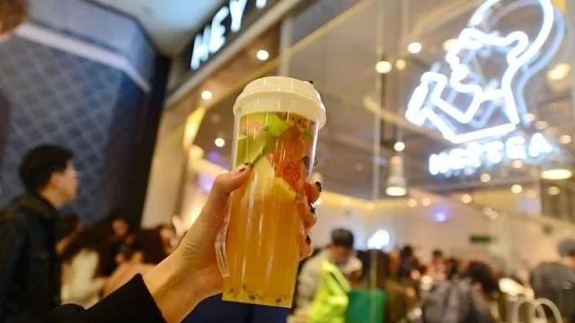 服装人要哭了！年利润4亿、估值90亿的喜茶竟然跨界服装行业？