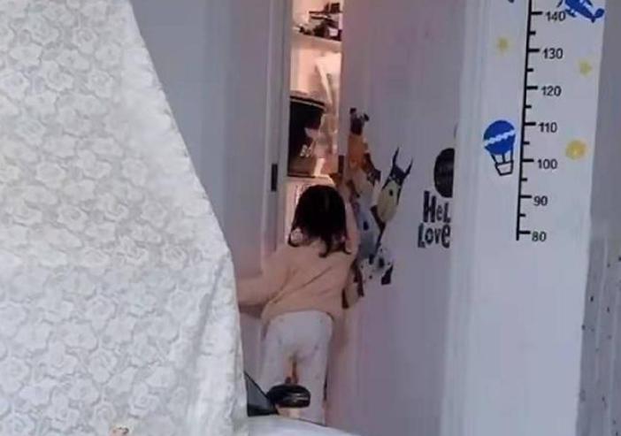 妹妹偷溜进哥哥房间“蹭床”，结局让网友笑翻：嚣张进去卑微出来