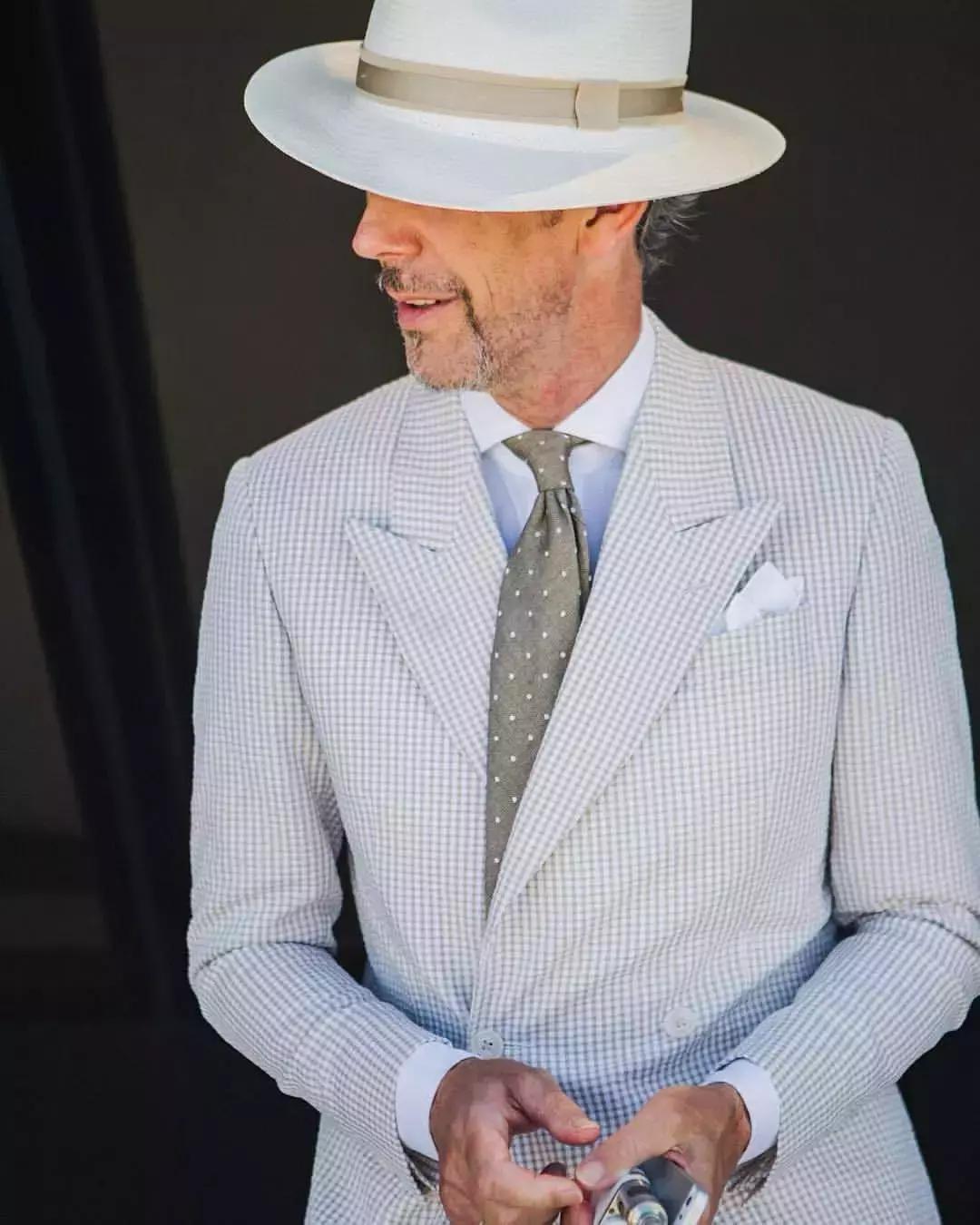 女生什么样的西装才算合身,女士西装肩宽怎样才算合身