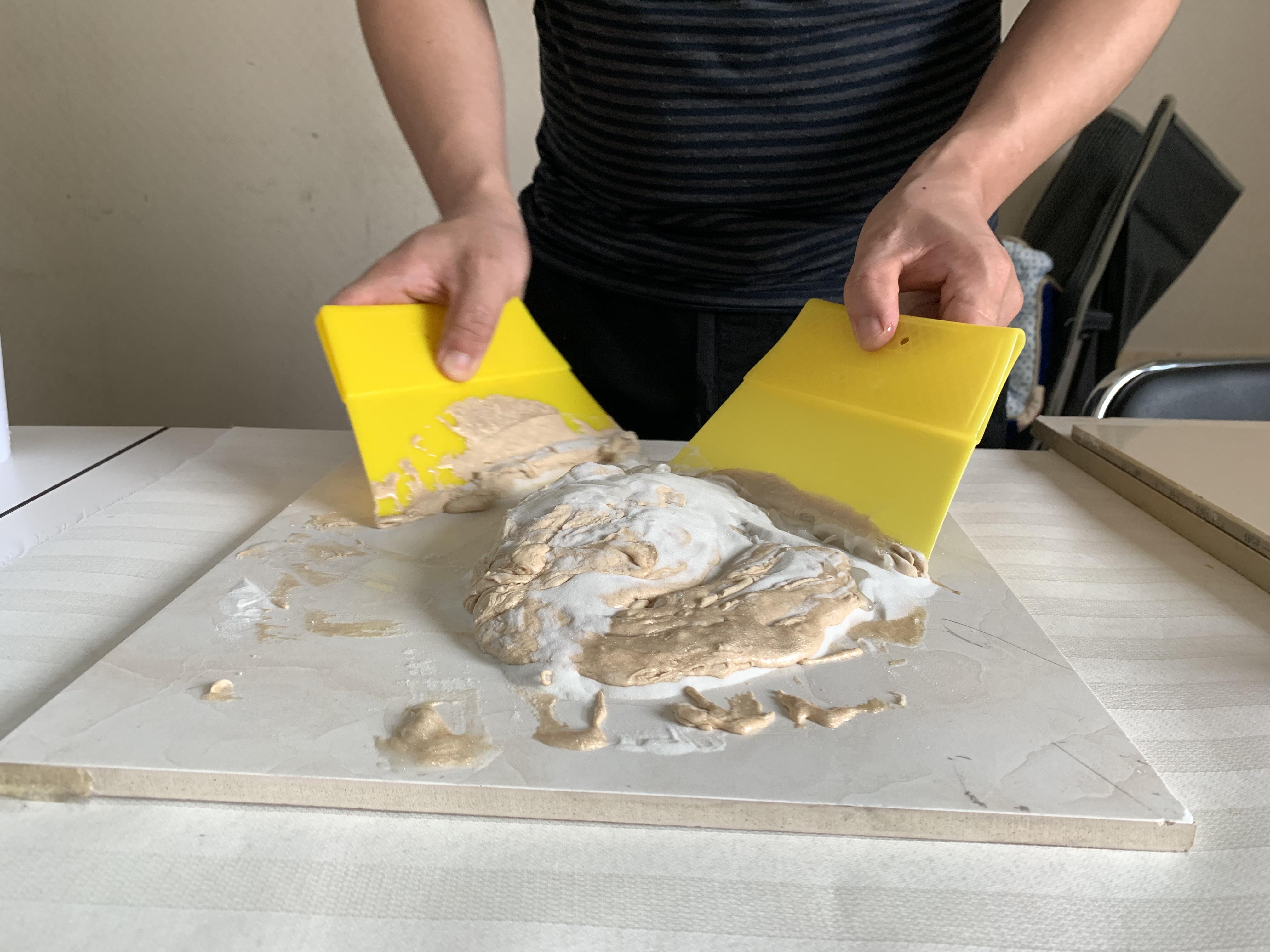 家里地砖缝隙的填缝剂怎么抠出来,美缝后瓷砖上的污垢怎么处理