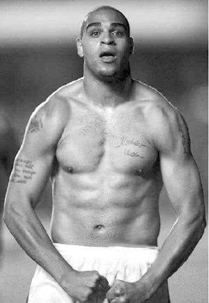 足坛史上十大头球最厉害的中锋,足坛最强壮的人