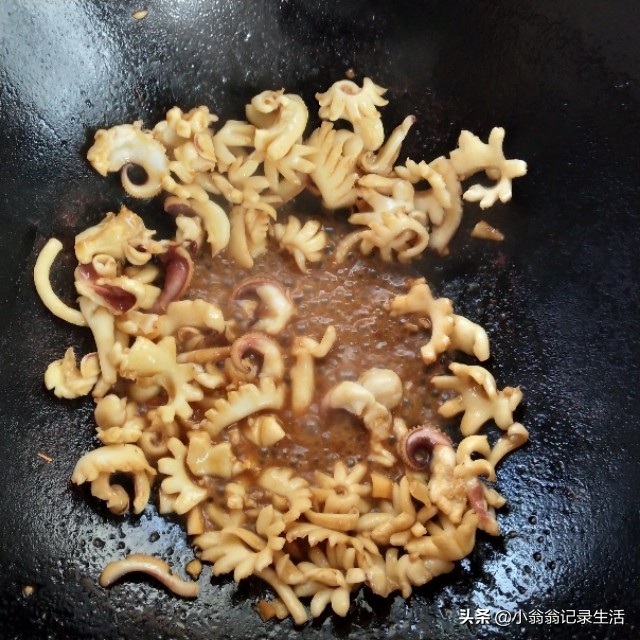 鱿鱼跟墨鱼怎么炒比较好吃,菜椒炒墨鱼怎么炒不要青椒