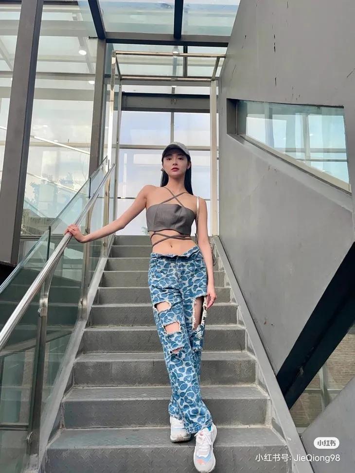 22W劳力士，热巴选择配百元包包出街