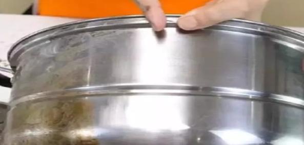 不锈钢锅清理污垢小妙招,不锈钢表面上的污渍用什么去掉